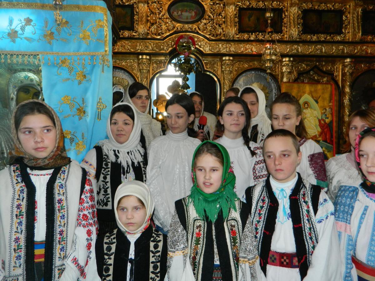 Colindătorii din Lunca Pașcani la Biserică în prima zi de Crăciun 2012