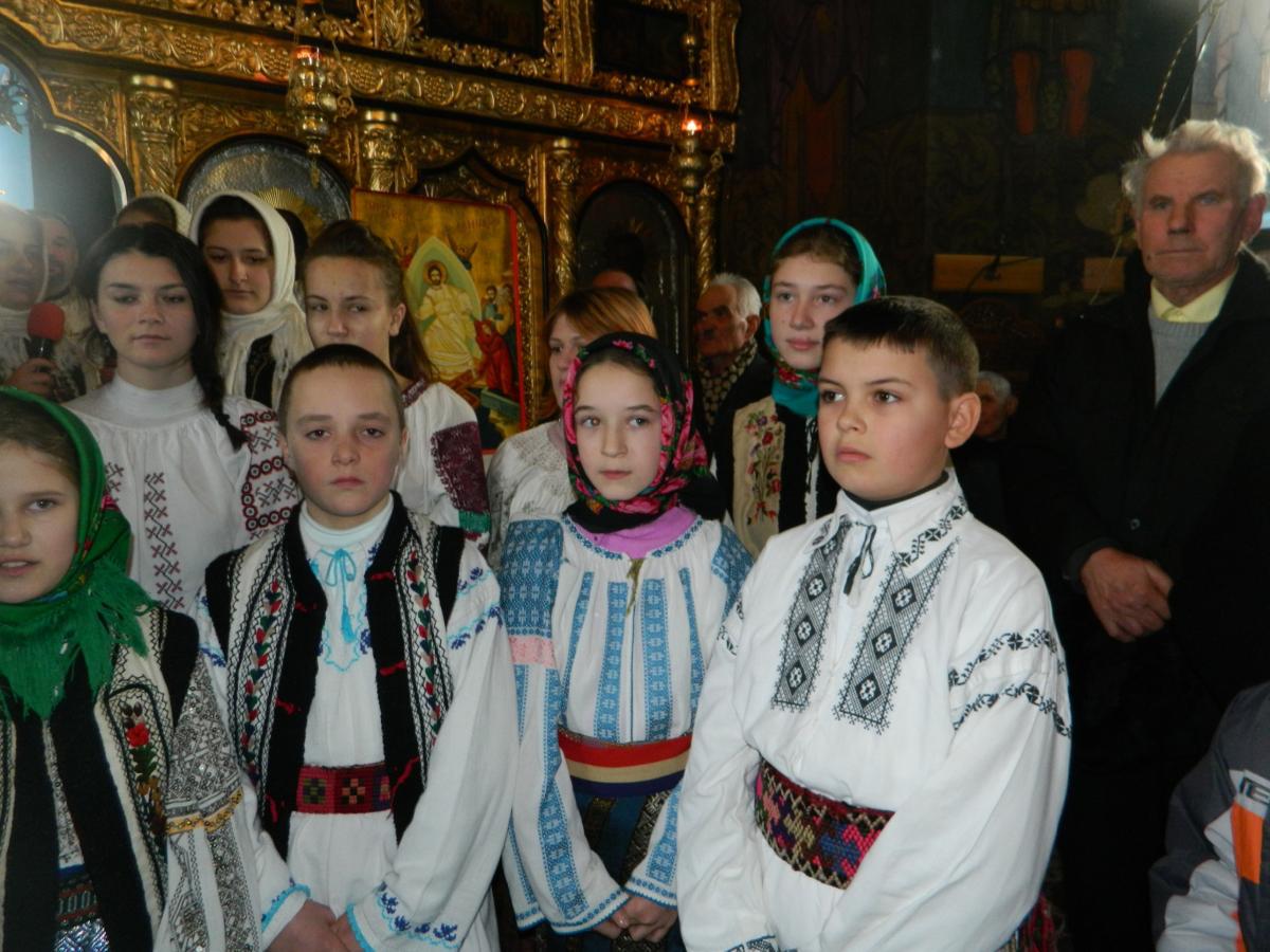Colindatorii din Lunca Pașcani  la Biserică în prima zi de Crăciun 2012.