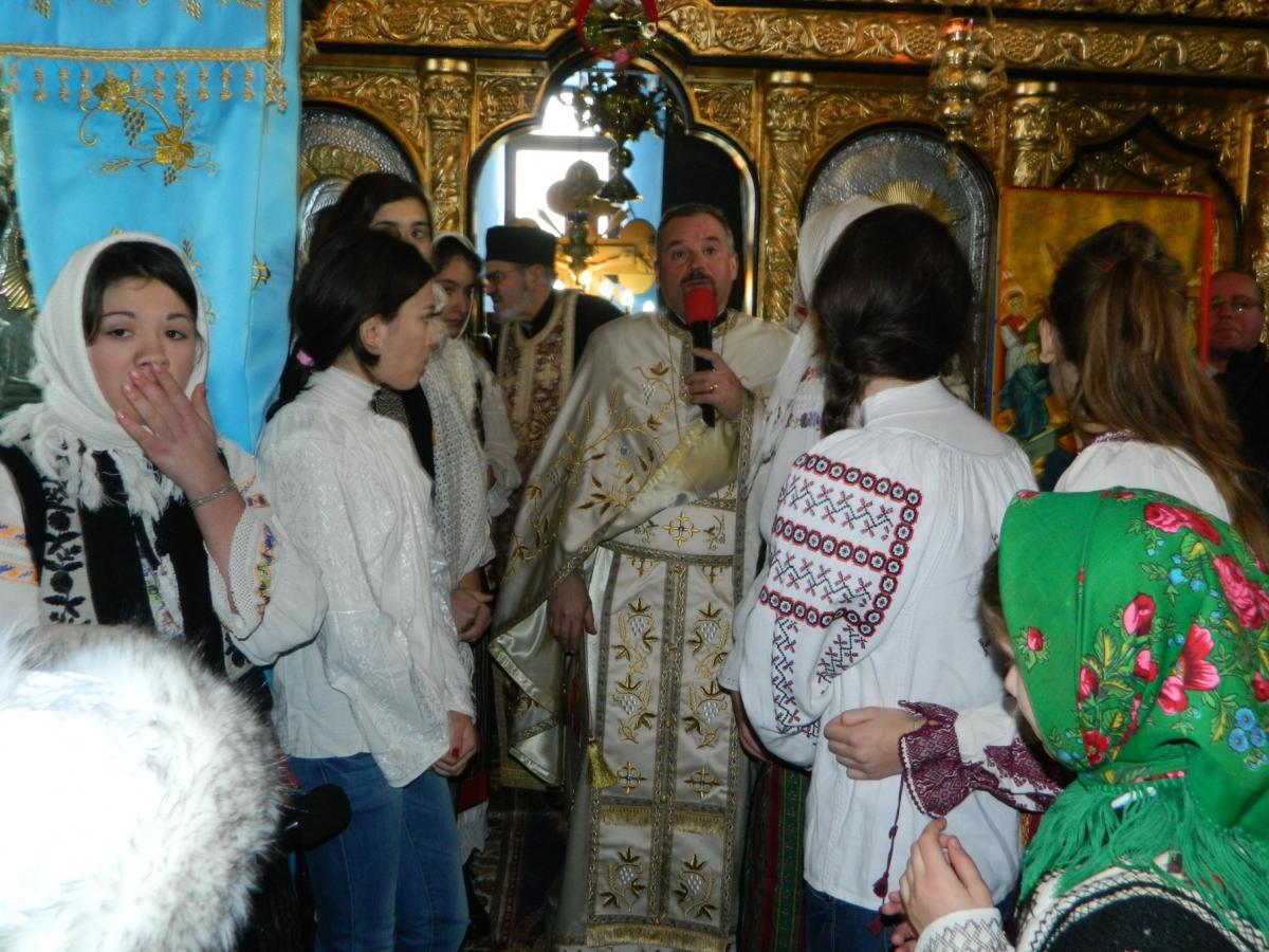 Colindatorii din Lunca Pascani  la Biserica in prima zi de Craciun 2012