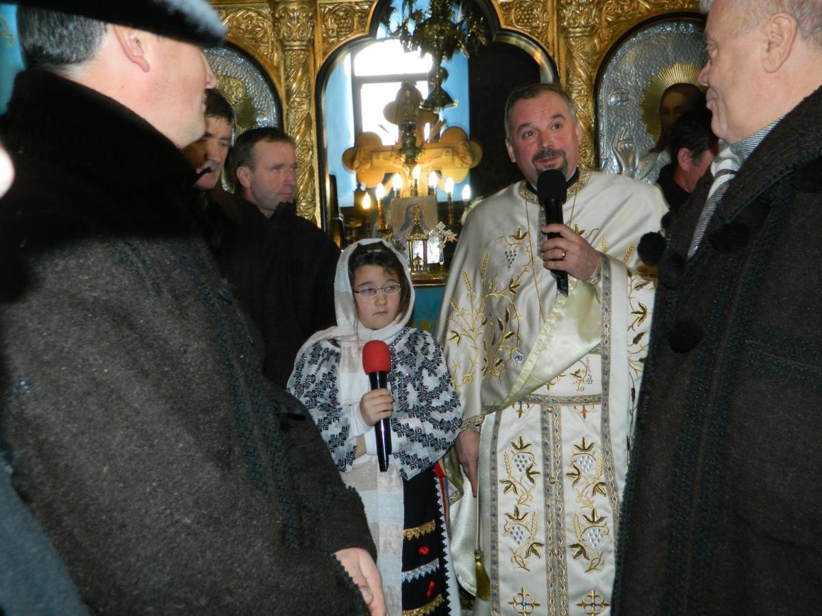 Colindatorii din Lunca Pașcani  la Biserică în prima zi de Crăciun 2012.