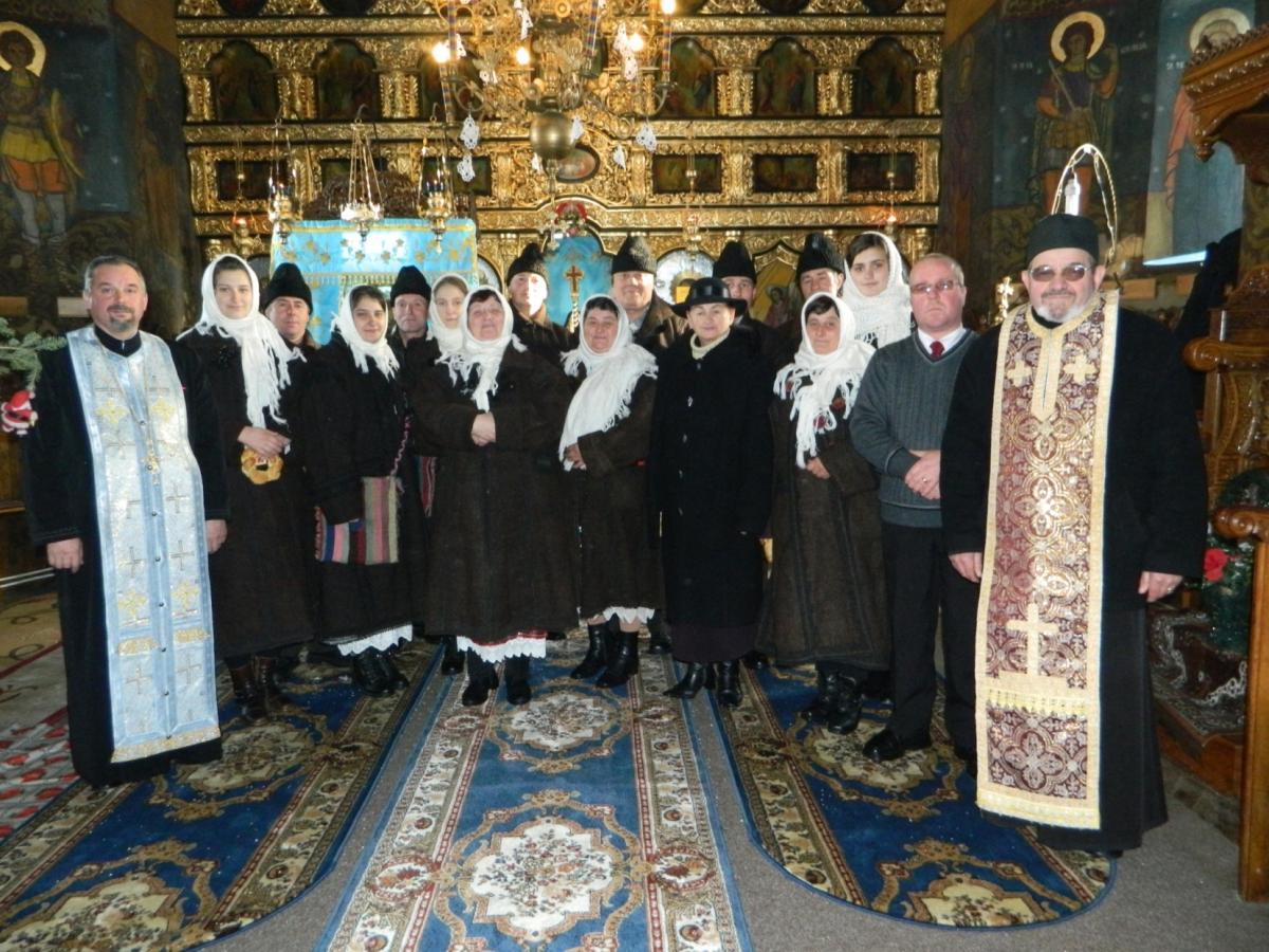 Colindatorii din Lunca Pașcani  la Biserică în prima zi de Crăciun 2012.