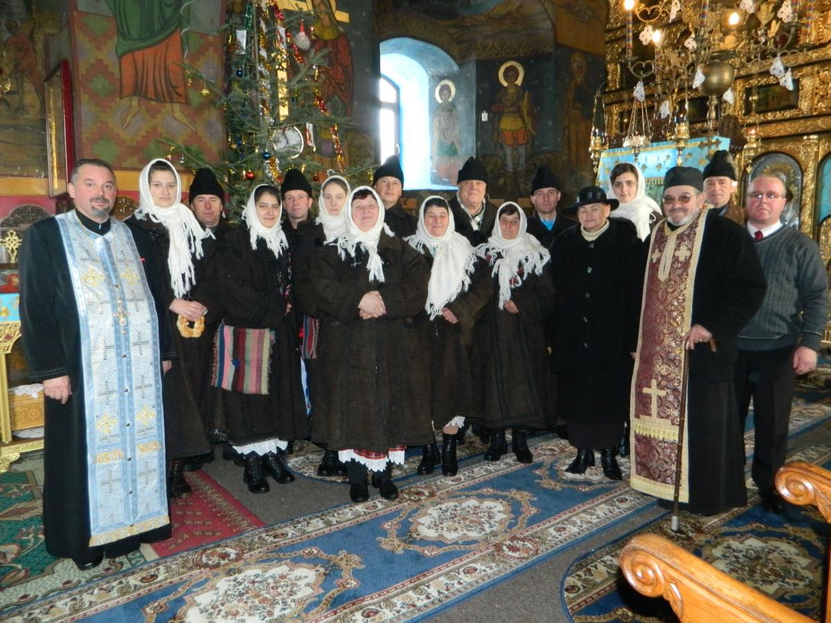 Colindătorii din Lunca Pașcani la Biserică în prima zi de Crăciun 2012